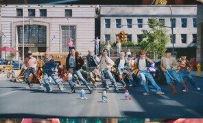 SEVENTEEN、スマーフとのコラボによる「God of Music」特別ミュージックビデオを公開