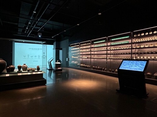 スポットライトを浴びた海底発掘調査で海から回収された宝物