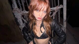 ミンニ、胸をかろうじて隠した大胆な衣装…こんなに痩せているのにグラマーに「驚いた」