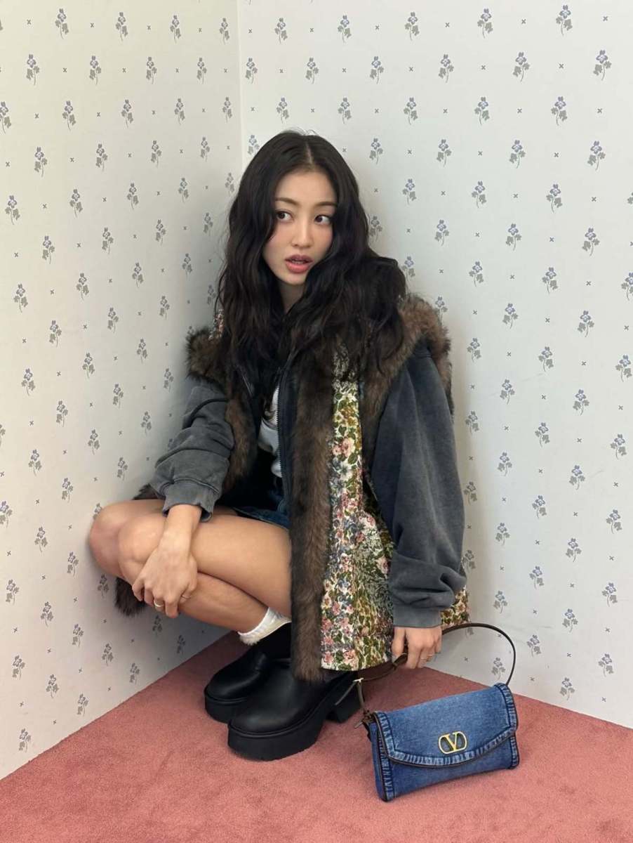 "カメラが恨めしい"...実物の方が何千倍もきれいというトップ歌手のロングブーツルック