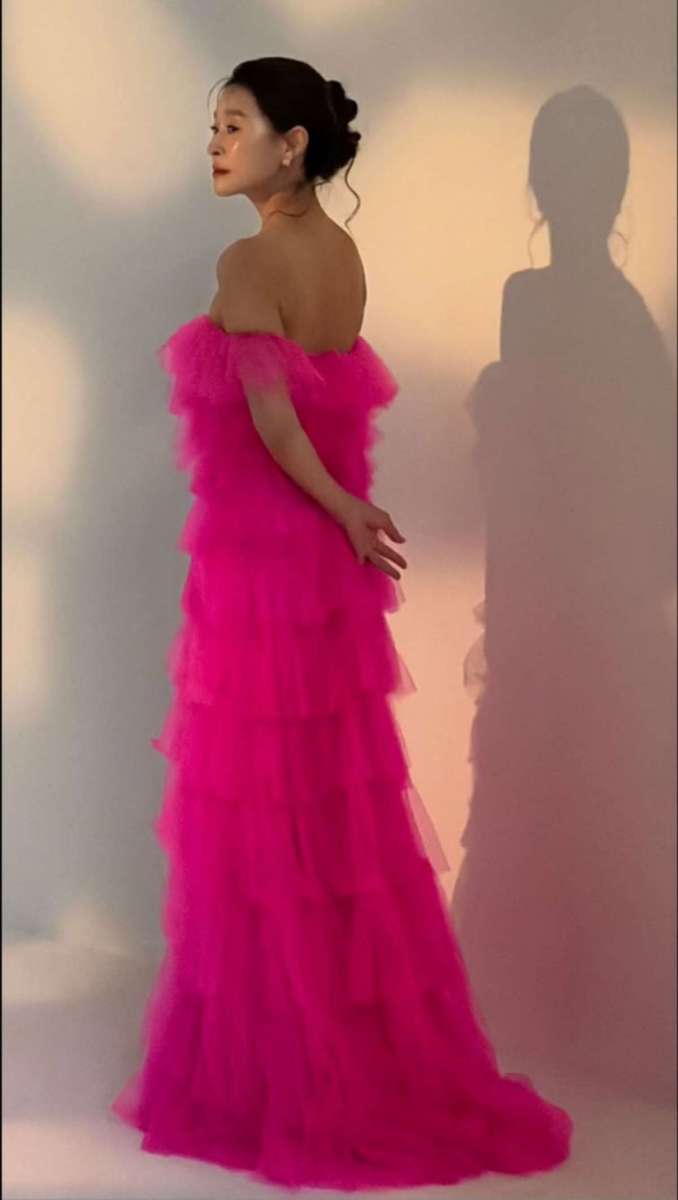 "どうやって管理してるんですか"...50歳でも男性が街で番号を聞いてくるという女優のドレスルック