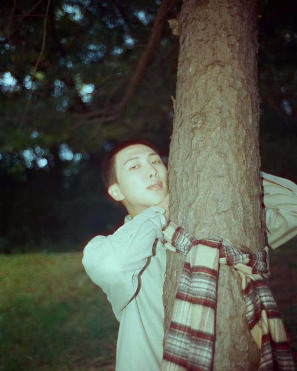 唯一無二のオーラ...'軍隊'を 다녀온 후 더 멋있어진 것 같은 BTS RM 헤어스타일