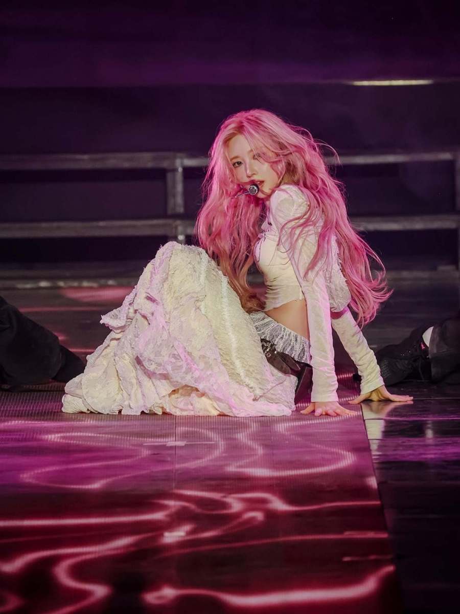 歴代級クレイジービジュアル...現在「直撮り」再生回数爆発した女優のピンクのヘアスタイル