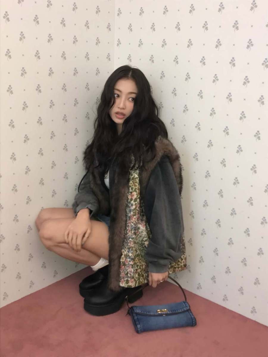 "カメラが恨めしい"...実物の方が何千倍もきれいというトップ歌手のロングブーツルック