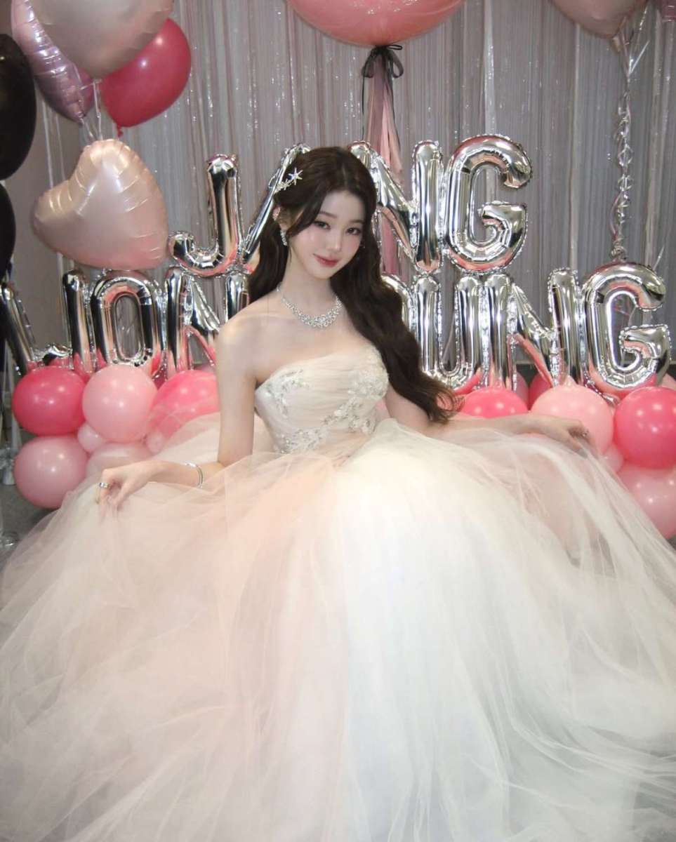 「この顔でアイドルなんて考えもしなかった」弁護士が夢だったトップ歌手のドレス姿