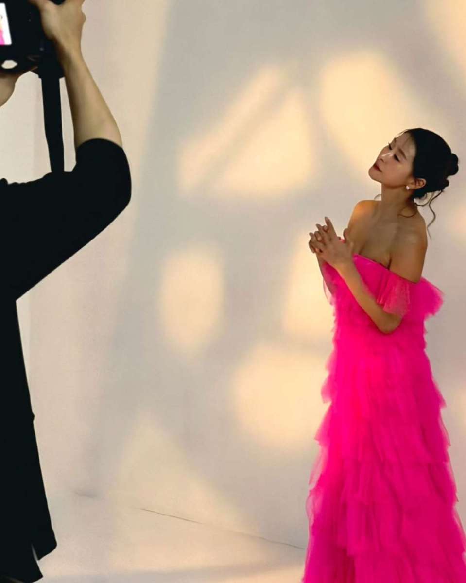 "どうやって管理してるんですか"...50歳でも男性が街で番号を聞いてくるという女優のドレスルック