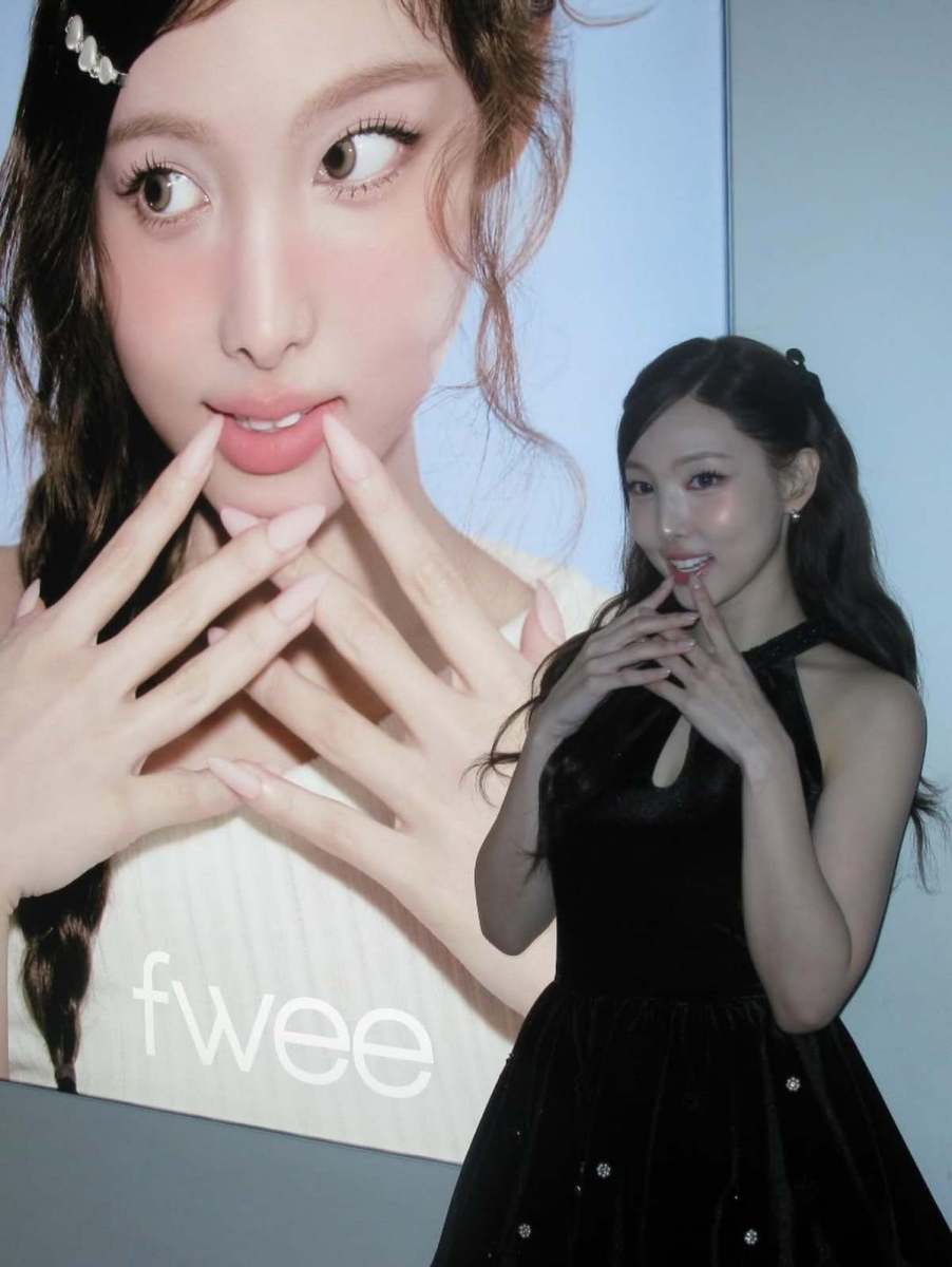 "プリンセス"そのもの...見た瞬間に感嘆の声しか出ないツイス・ナヨン半結束ヘアスタイル