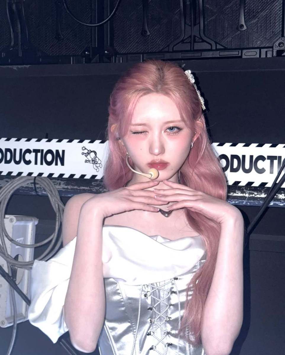 歴代級クレイジービジュアル...現在「直撮り」再生回数爆発した女優のピンクのヘアスタイル