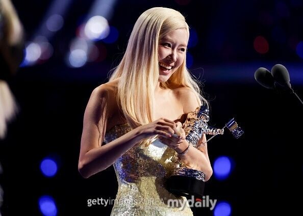 ロゼ'アパート'国内外の音源チャートも、SNSも席巻...グローバル1位行進