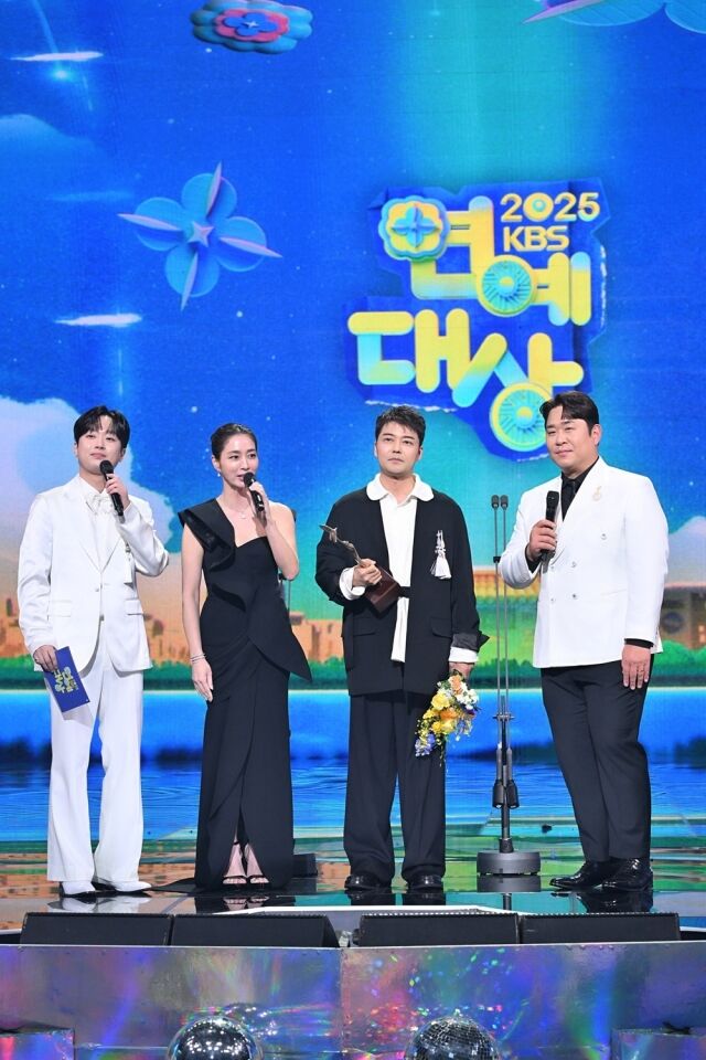 「KBS大賞」チョン・ヒョンム、ただ笑っていられなかった…「あれこれ大変な最近」