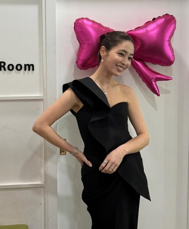♥イ・ビョンホンが惚れずにはいられない…イ・ミンジョン、43歳でもドレスでMZ世代の心を掴む