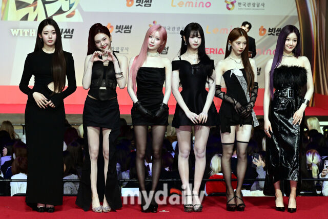 ベイビーモンスター、ハンドマイクライブで「歌謡大戦」受付...YG次世代を立証