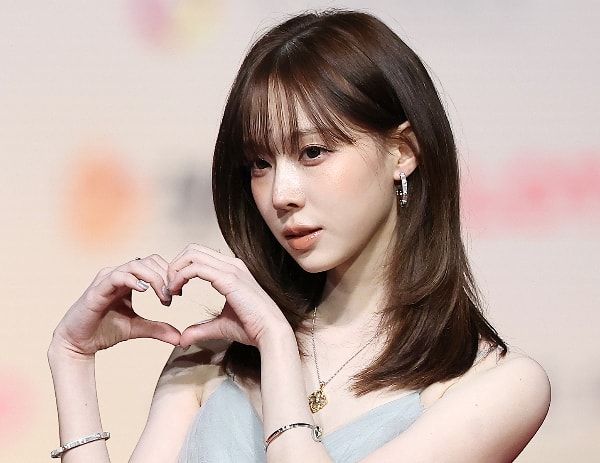 'ジョングク熱愛説'ウィンター、話題の'子犬のタトゥー'を隠して登場...負担になったのか？