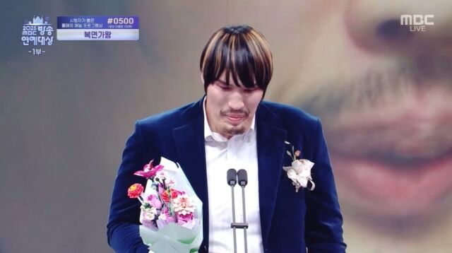 チェ・ホンマン、男子新人賞を受けて「涙」..."20年前運動選手として初めて受賞"