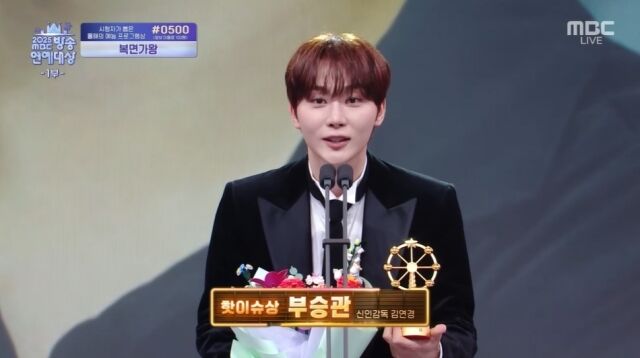 ブ・スンギョン、'新人監督'マネージャーで'ホット이슈賞'..."選手を励ます+モップで拭いただけなのに"