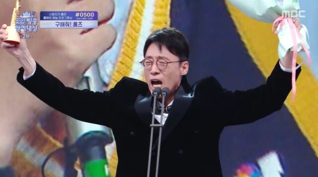 イ・ユンソク、10年ぶりに賞を受けて「感激」..."与えるまで授賞式に出席、我慢できない"