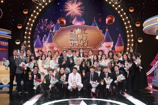 '大賞'ユ・ジェソク、イ・イギョン抱く...チャン・ドヨンは"親友"パク・ナレ消えた"怖い芸能版生き残る"