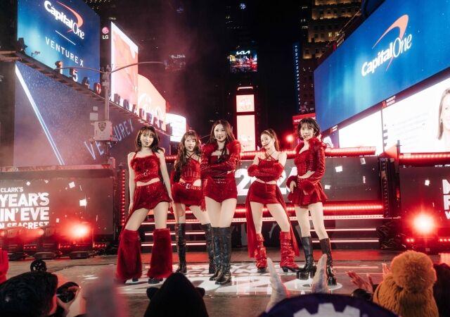 ルセラピム、K-POPガールズグループ初の米タイムズスクエアを制覇「夢みたいな新年」。