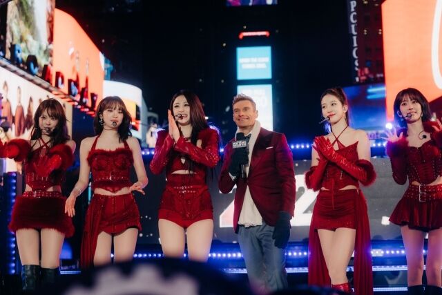 ルセラピム、K-POPガールズグループ初の米タイムズスクエアを制覇「夢みたいな新年」。