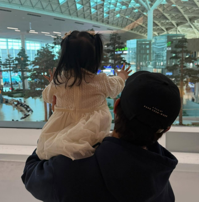 イ・ミンジョンの2歳の娘、初めての海外旅行で腸炎＋脱水症状…「♥イ・ビョンホンが夜通し看病」