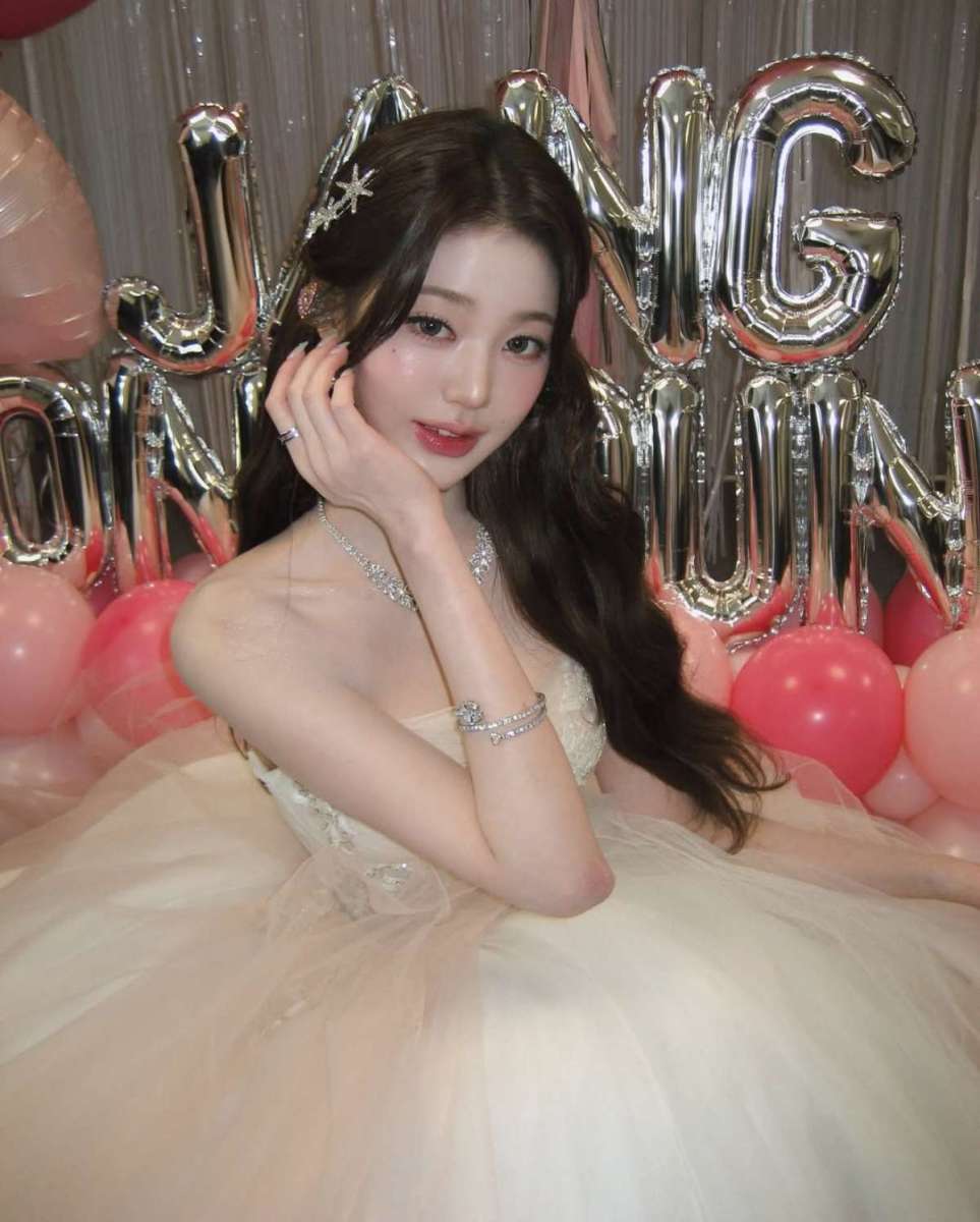 「この顔でアイドルなんて考えもしなかった」弁護士が夢だったトップ歌手のドレス姿