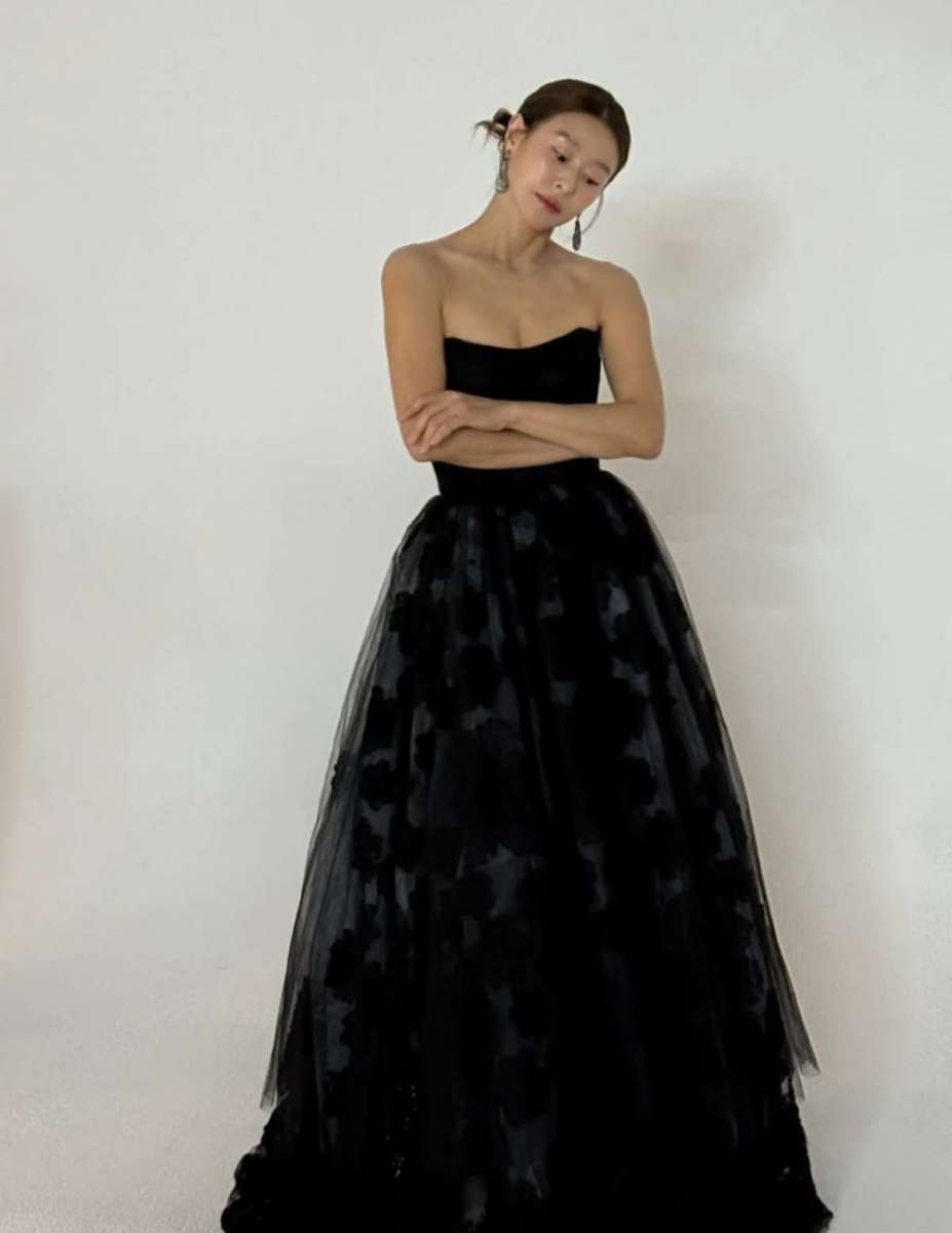 "どうやって管理してるんですか"...50歳でも男性が街で番号を聞いてくるという女優のドレスルック