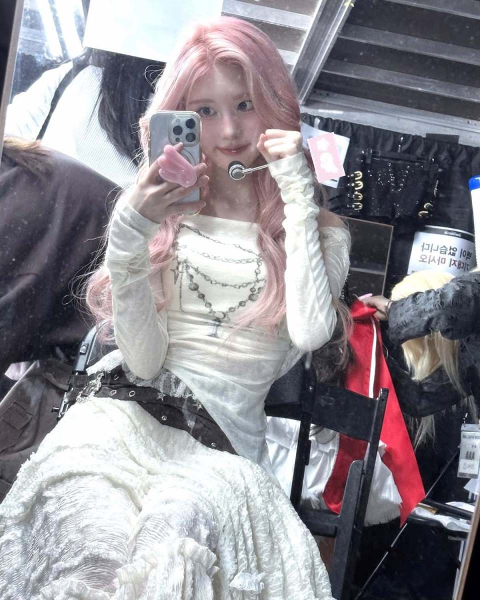 歴代級クレイジービジュアル...現在「直撮り」再生回数爆発した女優のピンクのヘアスタイル