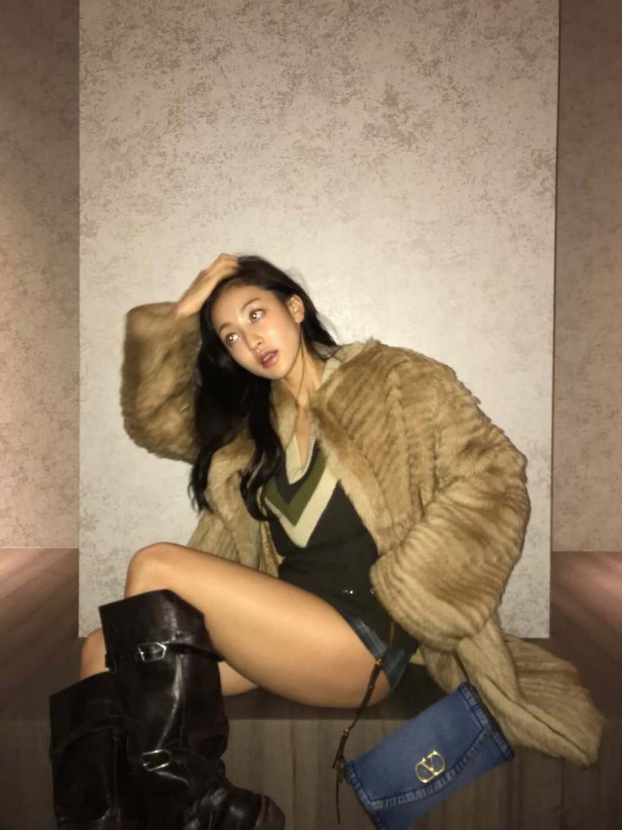 "カメラが恨めしい"...実物の方が何千倍もきれいというトップ歌手のロングブーツルック