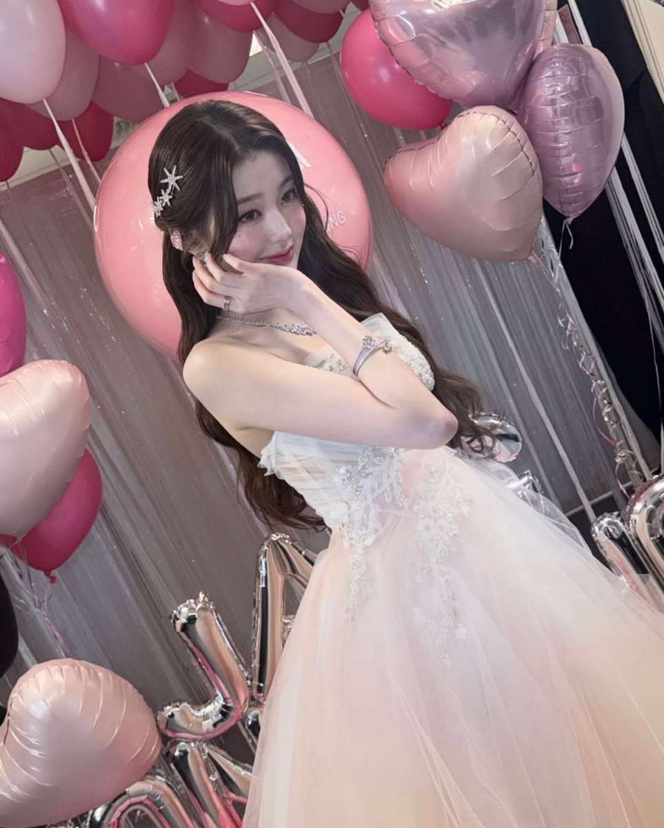 「この顔でアイドルなんて考えもしなかった」弁護士が夢だったトップ歌手のドレス姿