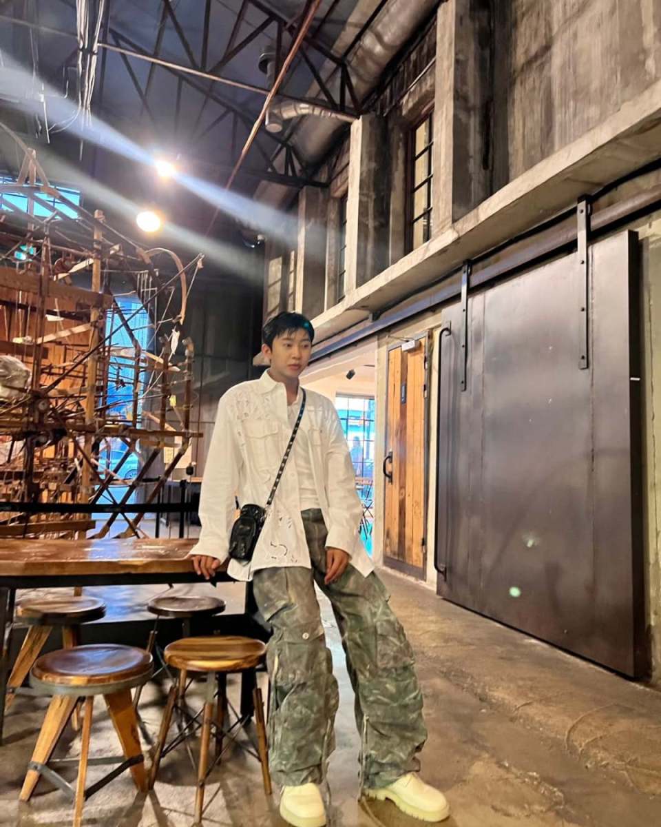 高校生から生活費を稼がないと...無名歌手から人生"大逆転"した南方歌手ファッション