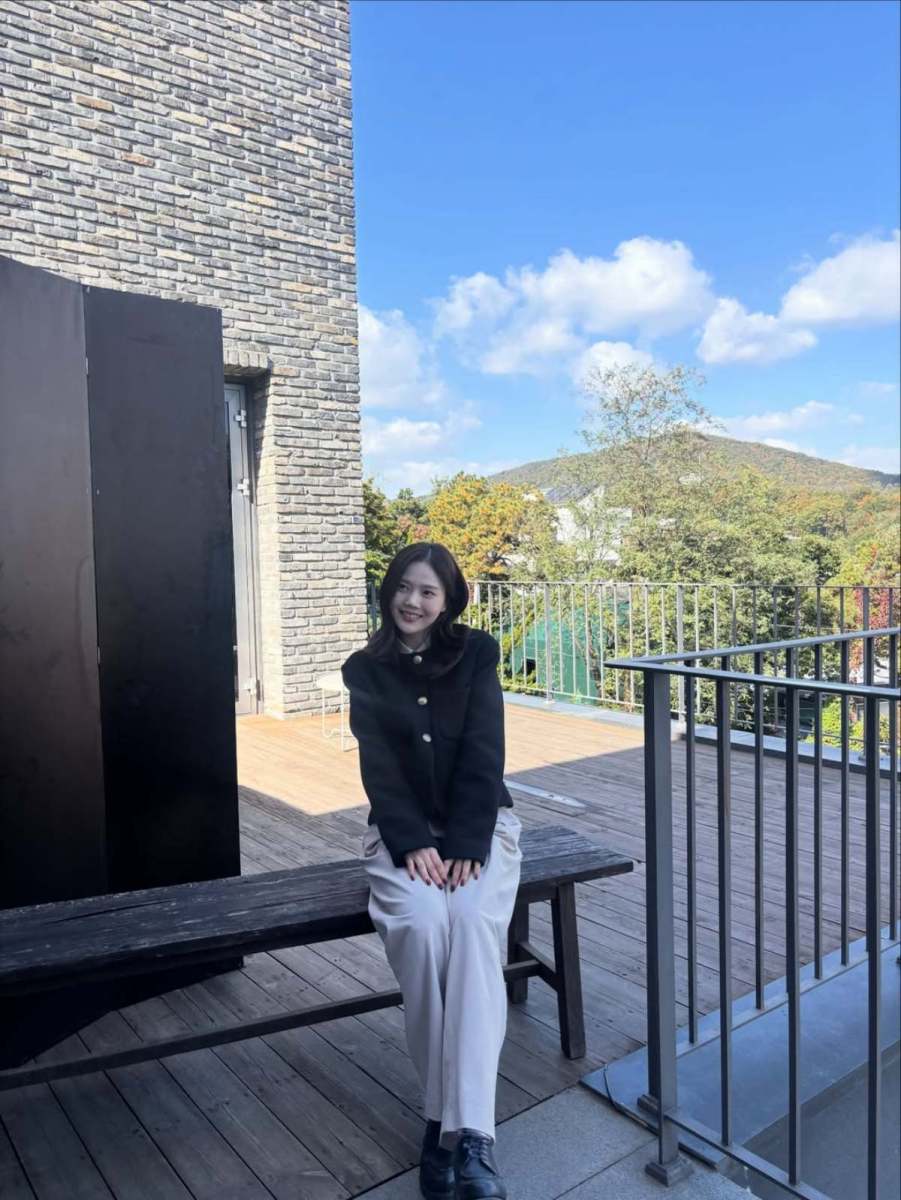 ‘顔合わせフリーパス賞’を見た瞬間、母親たちが大歓声を上げる女性歌手の普段着スタイル