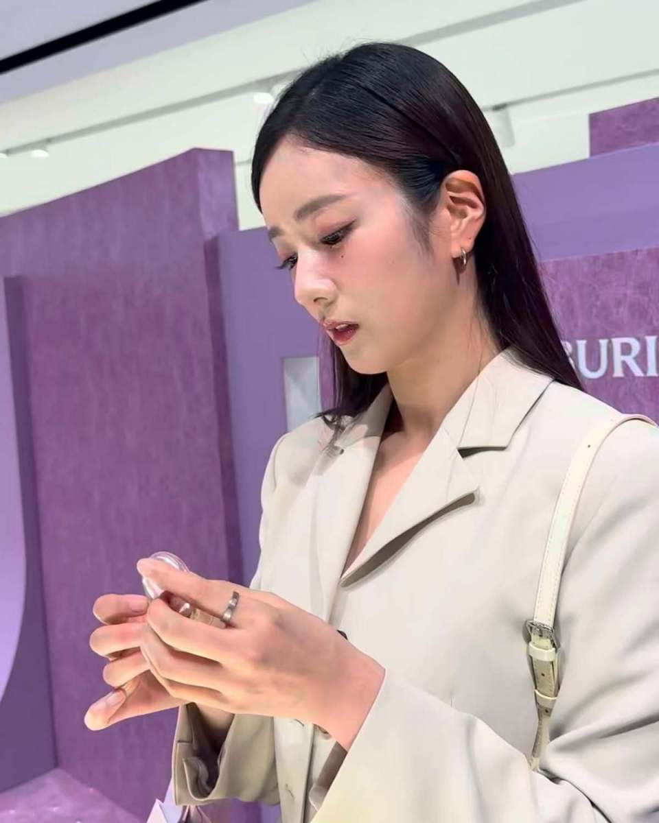 9年の熱愛の末、ついに「新婦」となるアイドル出身の女性歌手　ロングヘアスタイル