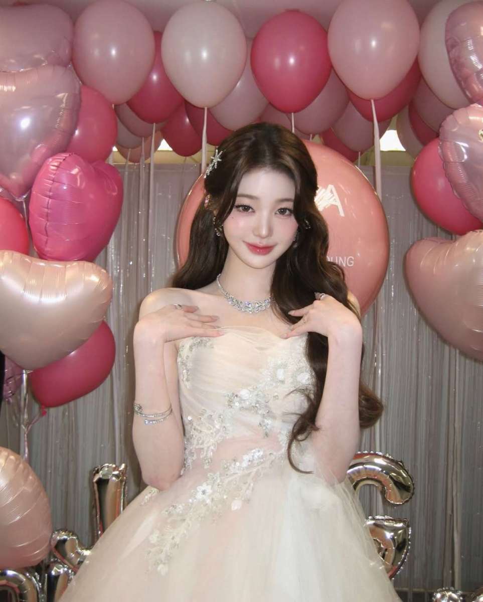 「この顔でアイドルなんて考えもしなかった」弁護士が夢だったトップ歌手のドレス姿