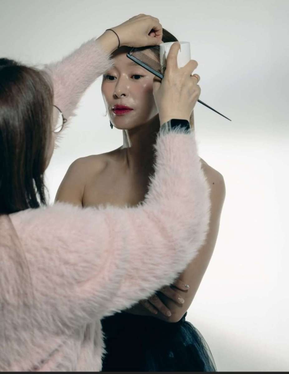 "どうやって管理してるんですか"...50歳でも男性が街で番号を聞いてくるという女優のドレスルック