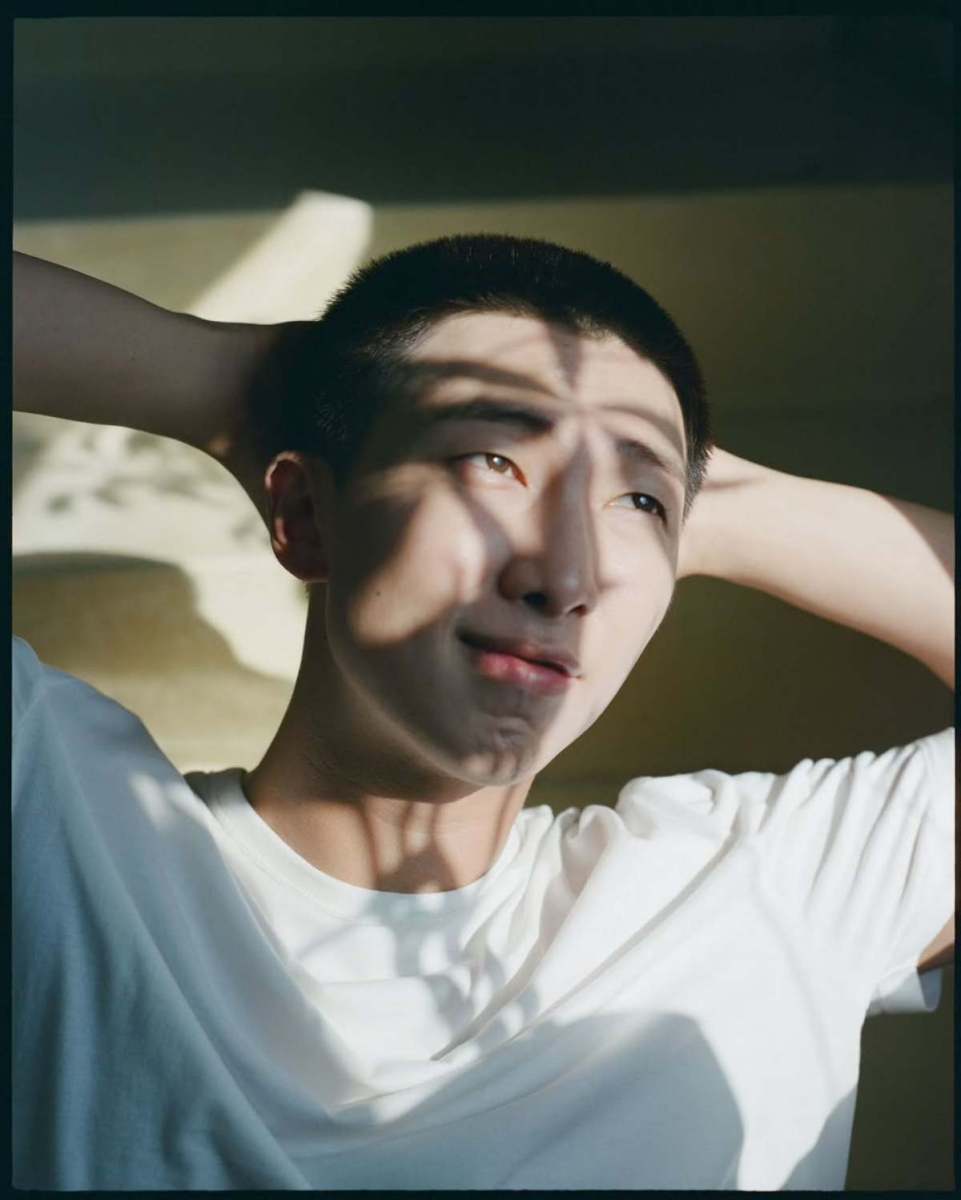 唯一無二のオーラ...'軍隊'を 다녀온 후 더 멋있어진 것 같은 BTS RM 헤어스타일