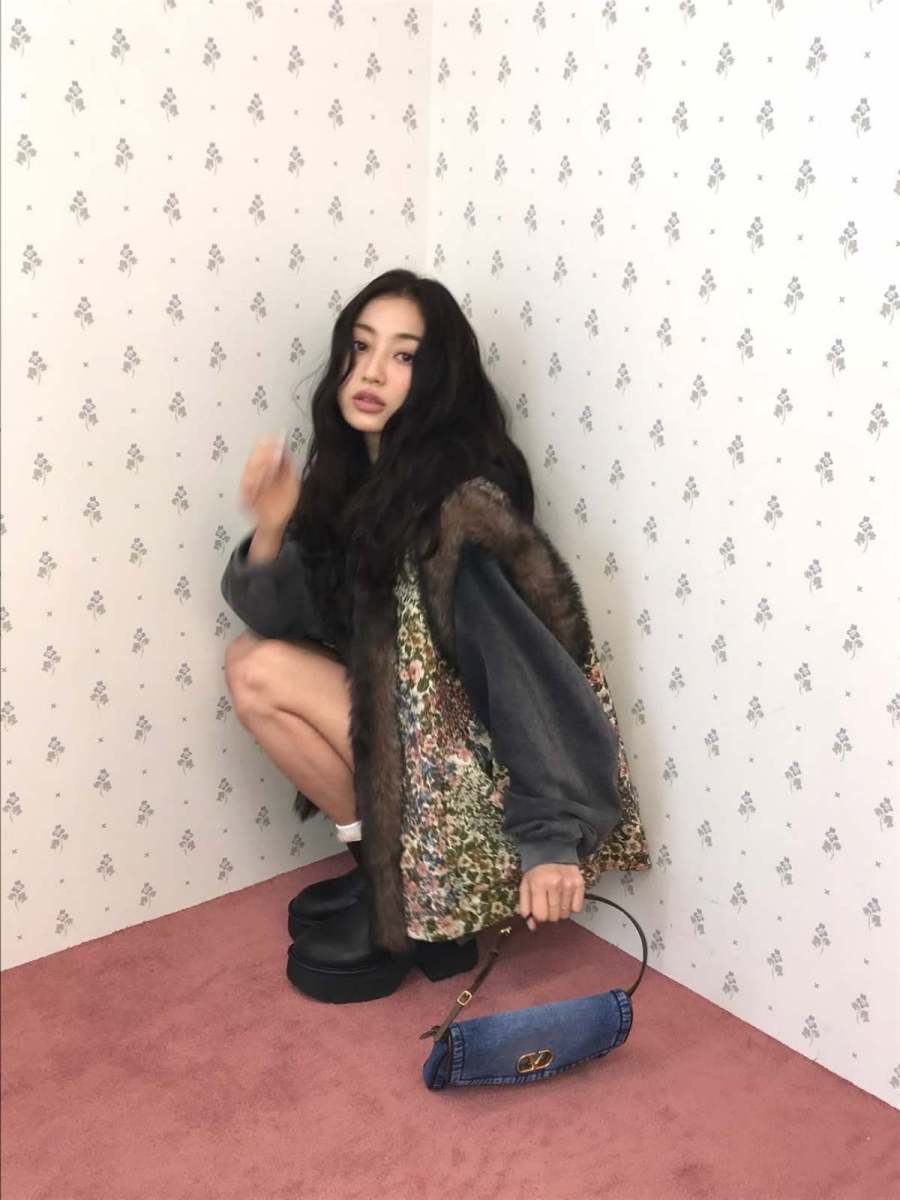 "カメラが恨めしい"...実物の方が何千倍もきれいというトップ歌手のロングブーツルック