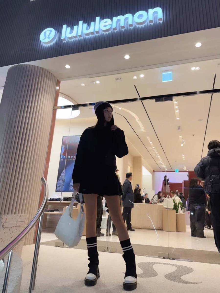 人間ってこんなこともあるのか...177cm、オフシーズンの体重「56kg」というトップスターの日常ルック