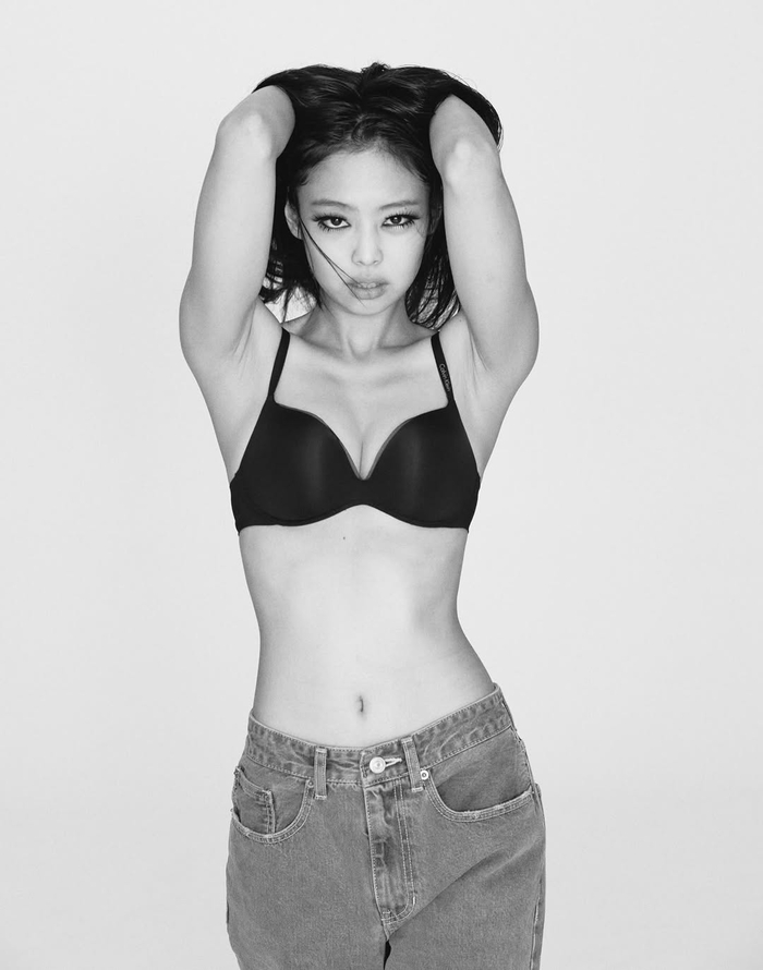 BLACKPINK ジェニー、セミヌードの衝撃的なグラビア公開