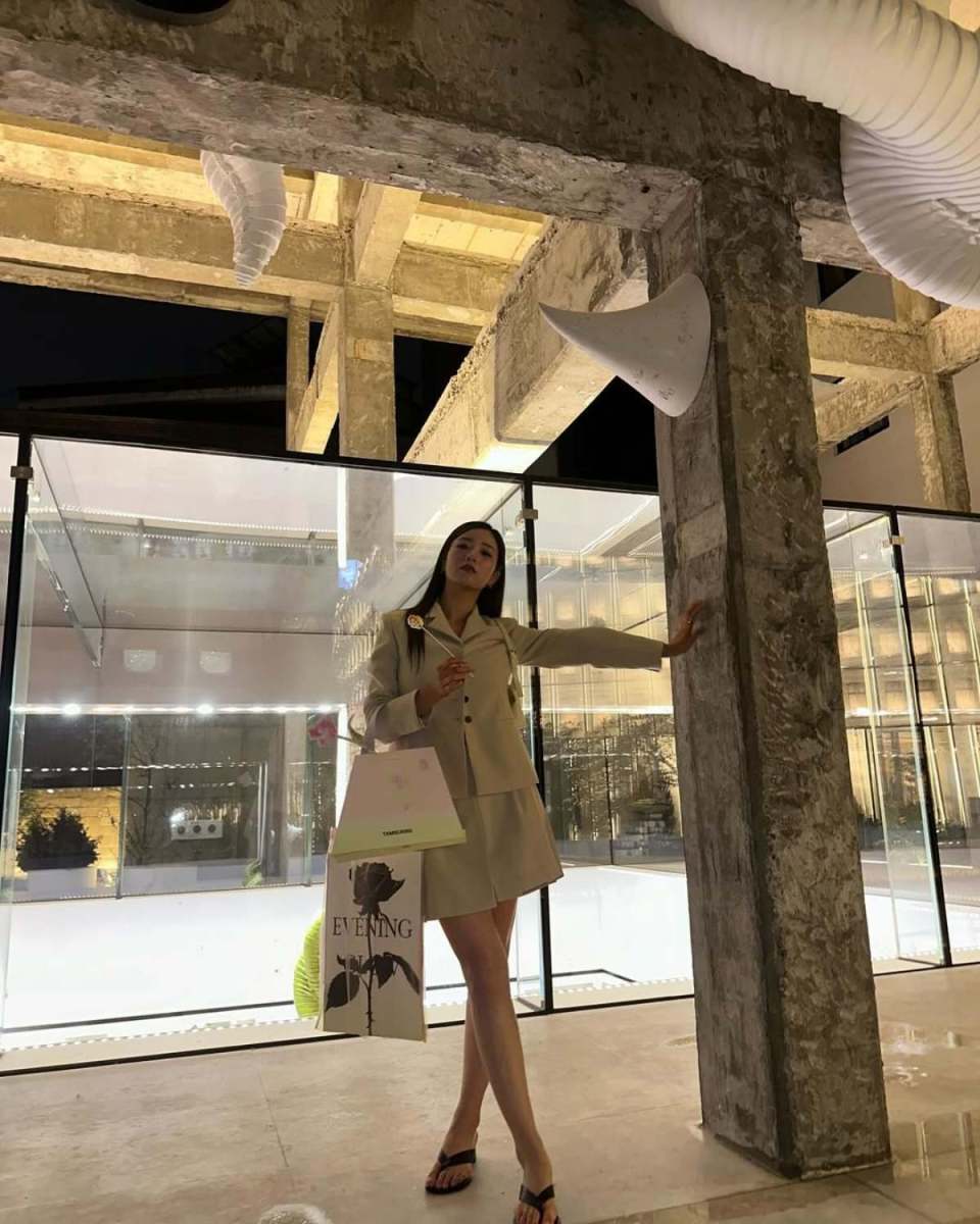 9年の熱愛の末、ついに「新婦」となるアイドル出身の女性歌手　ロングヘアスタイル