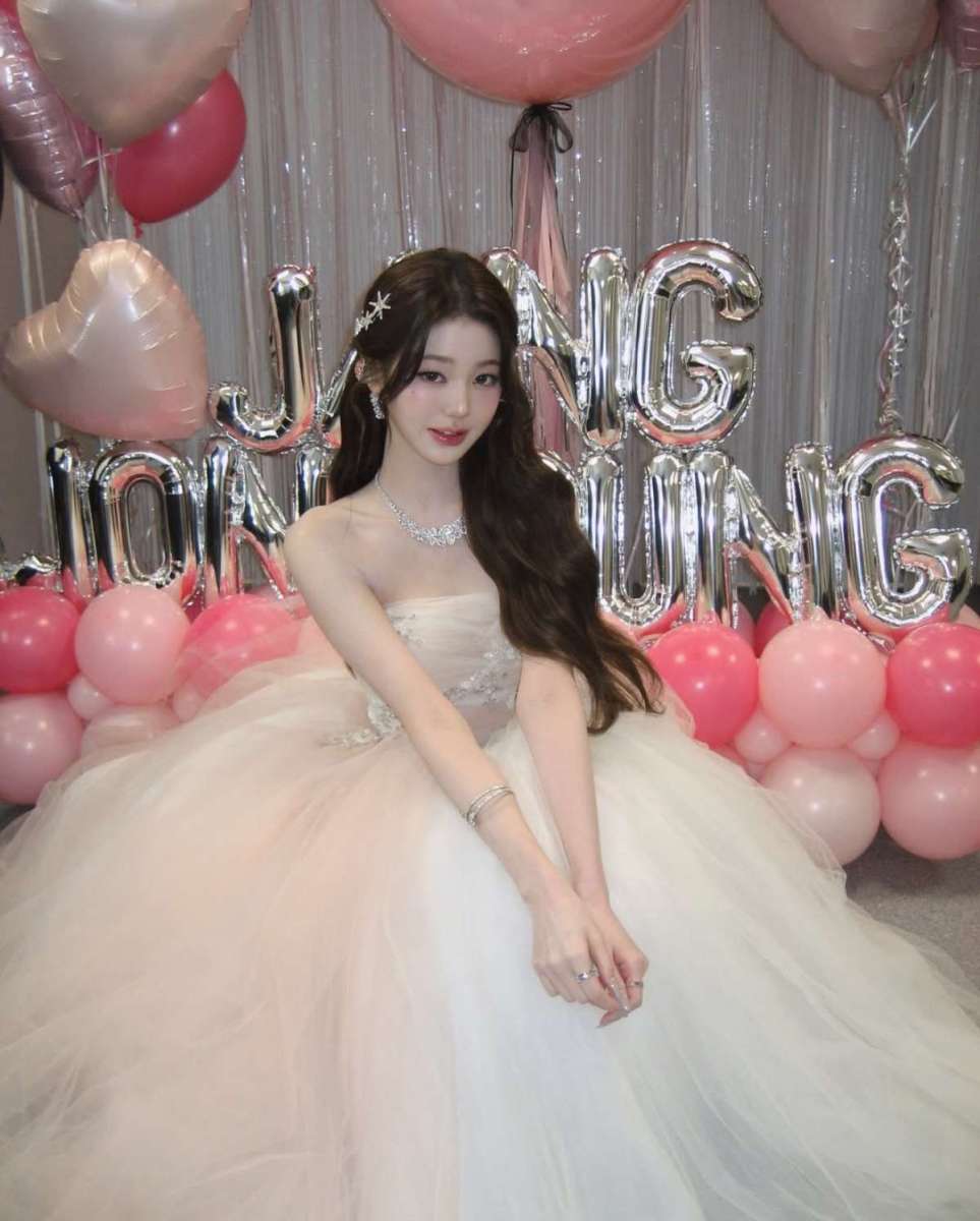 「この顔でアイドルなんて考えもしなかった」弁護士が夢だったトップ歌手のドレス姿