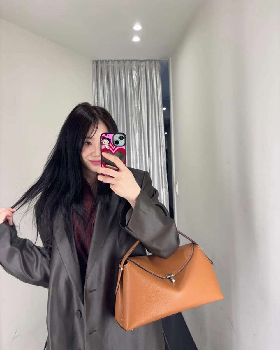 組合、本当に新鮮…センス満点のルックを求めるなら参考にすべきイ・チェヨンのファッション