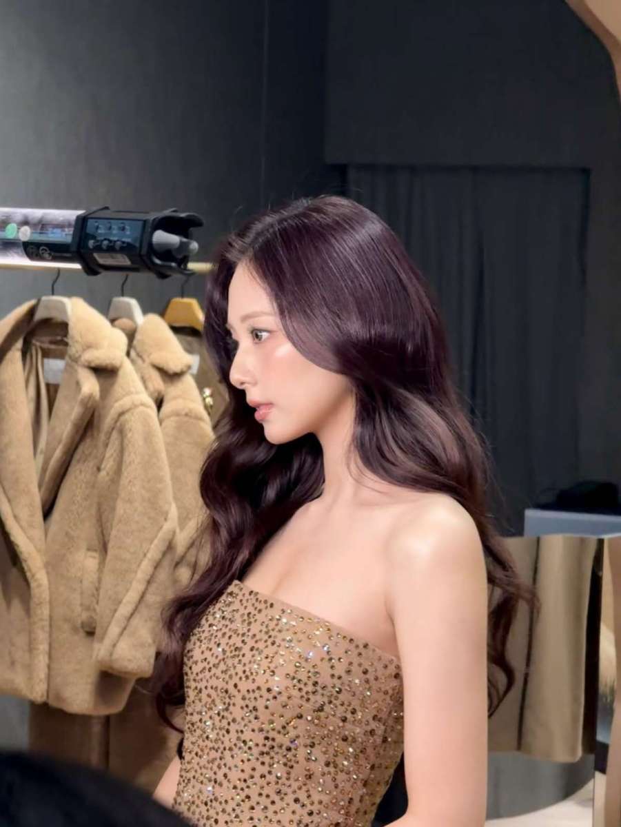 またレジェンドを撮った...圧倒的な"天然美人"姿でみんなを魅了した女流歌手ウェーブヘアスタイル