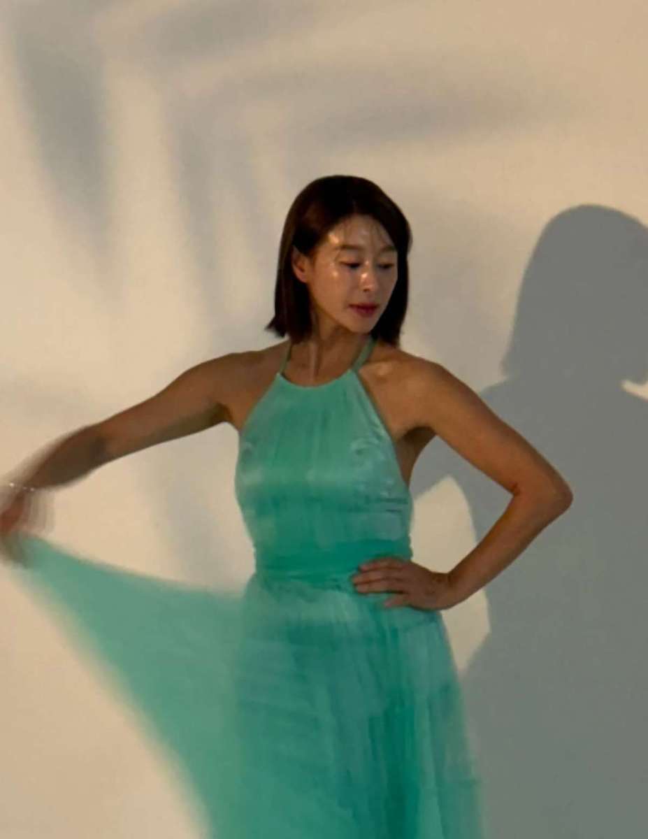 "どうやって管理してるんですか"...50歳でも男性が街で番号を聞いてくるという女優のドレスルック