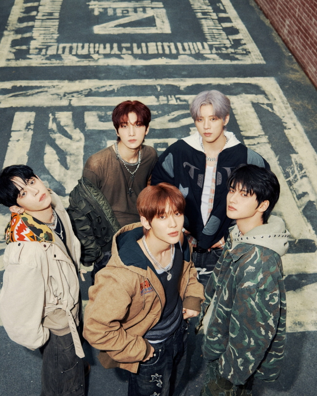 ナウズ「エバーグロー」、ビルボード選定「2025年最高のK-POPソング25」