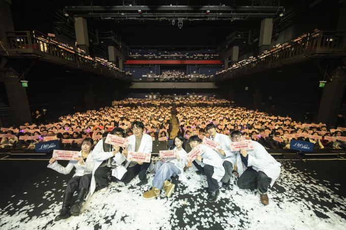 ヘイズ、2年ぶりの年末コンサートを成功させる