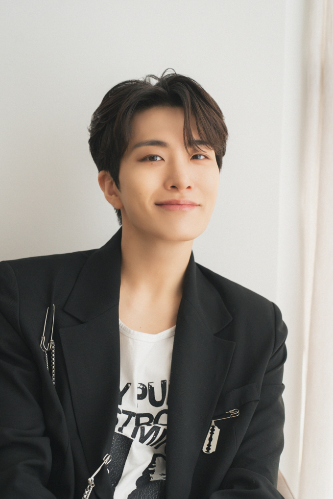 ゴッドセブン英才、野良犬保護施設に3千万ウォン寄付