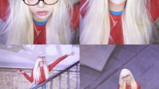 チュウ、こんな姿は初めて...「メガネの金髪少女」。