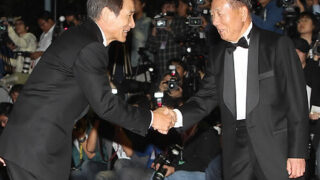 故アン・ソンギ氏に哀悼の意を表すために参列者が列をなす