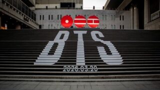 BTS、3月のカムバックを前に世宗センターの階段をアルバムプロモーションで装飾