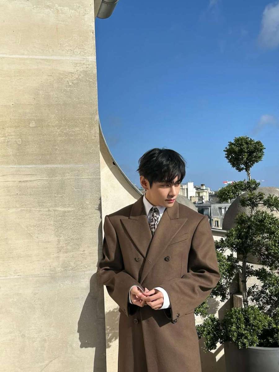 なんと9年連続で独歩的な「世界美男1位」のタイトルを掴み続けている男性歌手の日常ルック